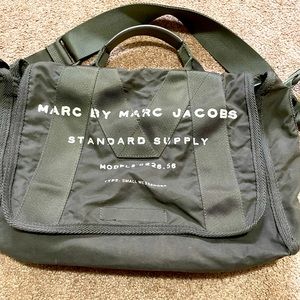 MARC BY MARC JACOBS MILITARY STYLE “SMALL MESSENGER” MINT CONDITION 2010 RARE